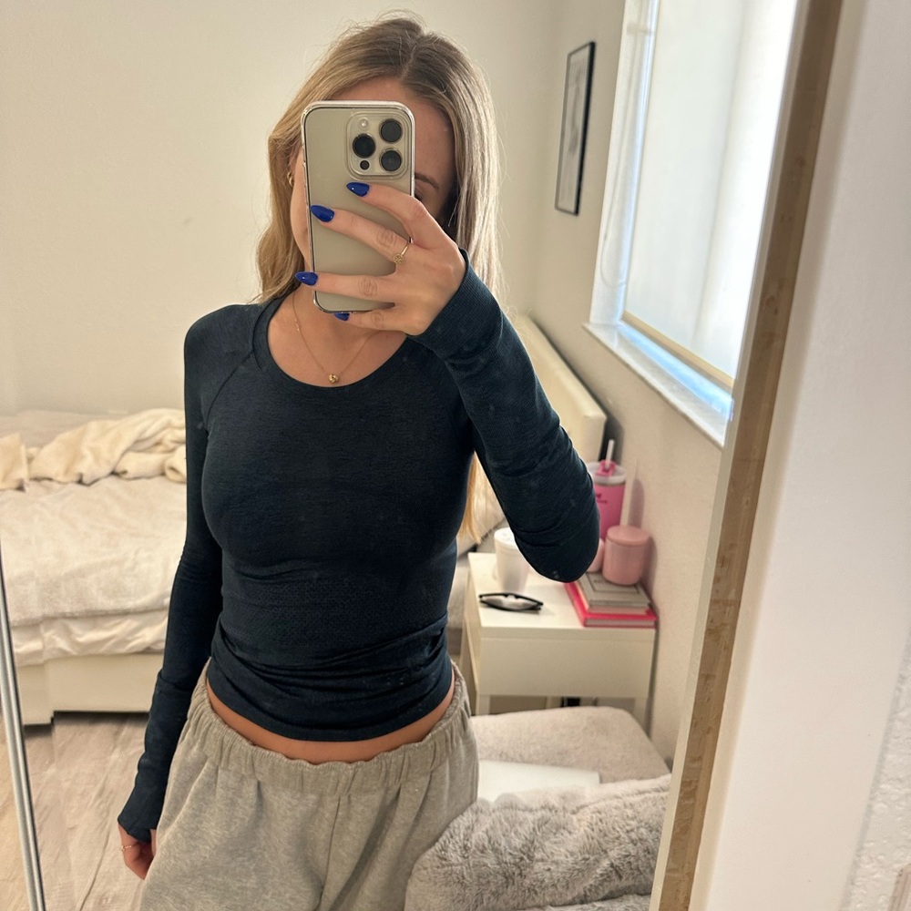 Lululemon Athletica navy blue swiftly tech long sleeve